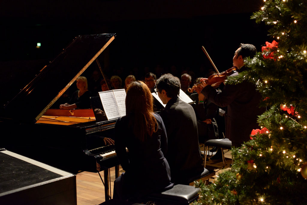 Yoshiaki Shibata, am Fluegel begleitet von Herrn Go Kato